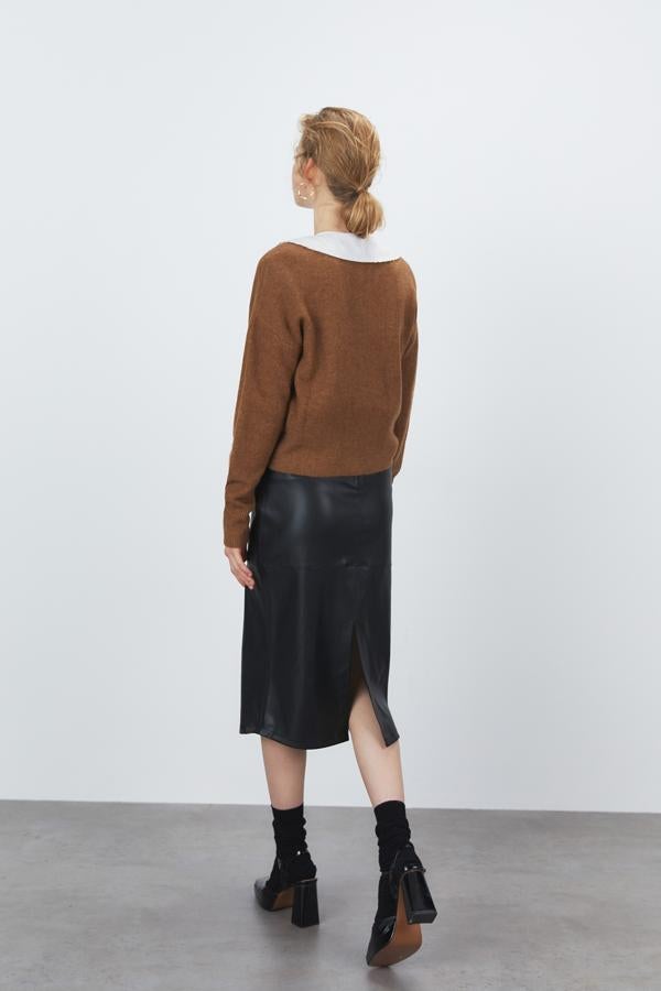 En efecto piel y color negro, esta falda de tubo de Sfera con cintura alta y abertura trasera cuesta 19,99 euros y podemos encontrarla en las tallas S, M y L. 