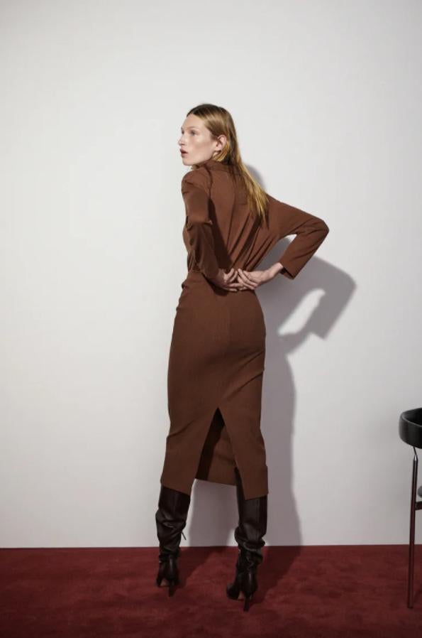 De tiro alto y diseño midi, esta falda marrón de Zara con cintura elástica y bajo acabado con abertura en la espalda cuesta 12,95 euros y está disponible en las tallas S, M y L. 