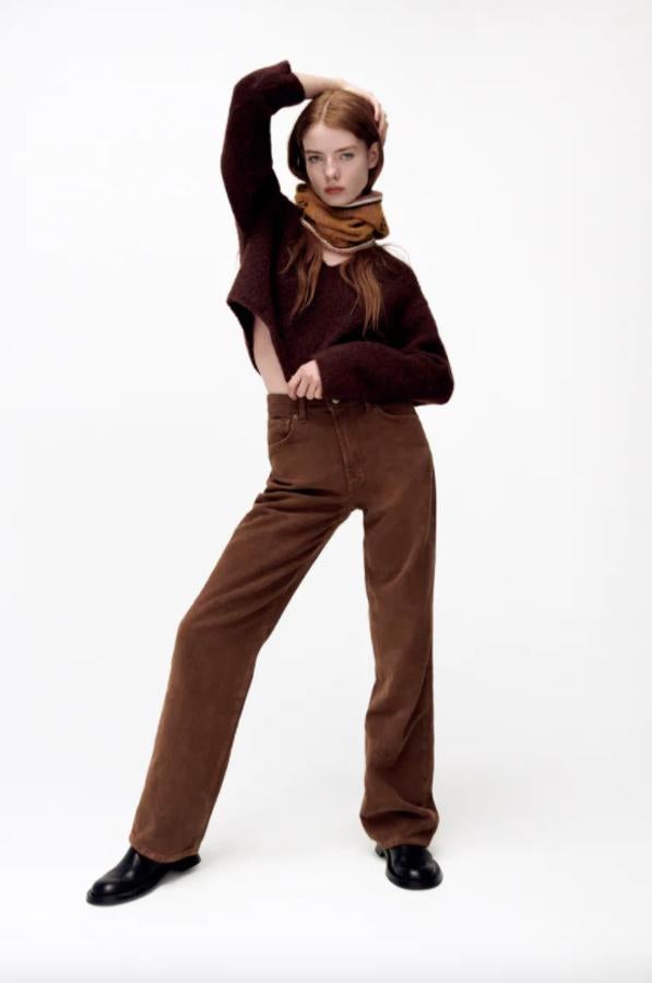 Este pantalón de panta de tiro alto y perneras anchas extra largas es de Zara y cuesta 29,95 euros. Podemos encontrarlo entre las tallas 32 y 46. 