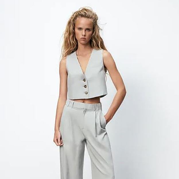 Imagen principal - Conjunto de chaleco y pantalones anchos, el espectacular y rejuvenecedor look de Aitana Sánchez-Gijón perfecto para el entretiempo