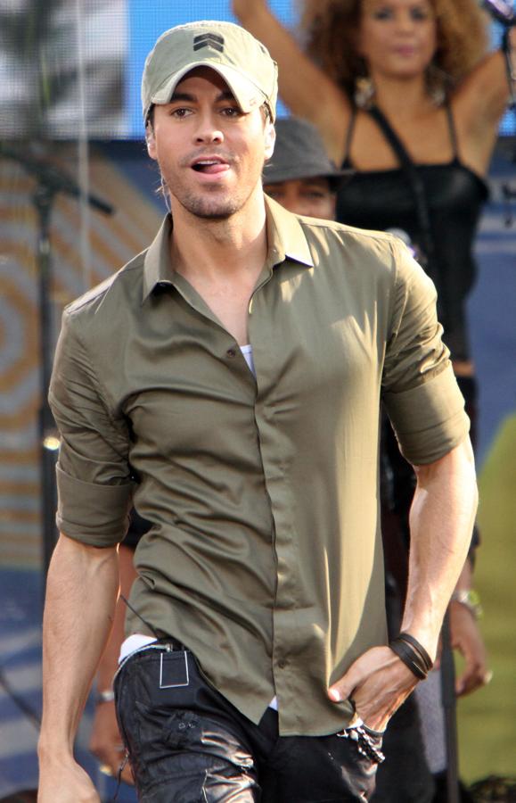 Seguramente, es el hijo que ha conseguido más popularidad con su profesión. Sus temas suelen convertirse en números uno y muchos artistas famosos se pelean por cantar con él. Lleva más de dos décadas con la extenista Anna Kournikova con la que ha tenido tres hijos.