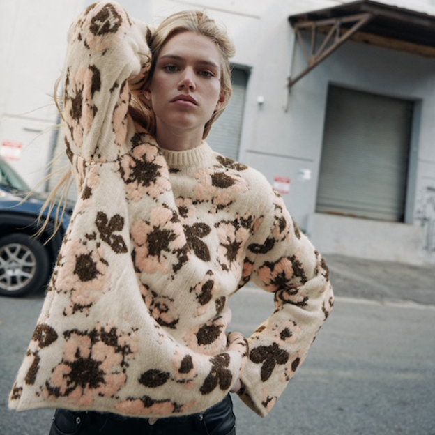 Pincha en la foto para ver jerséis con brillos, la prenda que vas a querer ponerte con todo en diciembre.