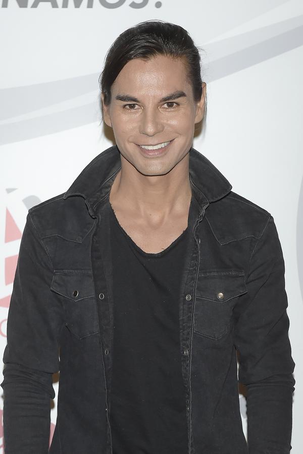 El hijo mediano de Isabel Preysler e Iglesias ha intentado triunfar en mundo de la música. Ha lanzado tres álbumes y en los últimos años ha participado en varios programas de televisión. Es es más mediatico de la familia. En el 2012 se casó con la modelo Charisse Verheart pero el año pasado anunciaron su ruptura. Ahora el cantante vive volcado en su profesión.