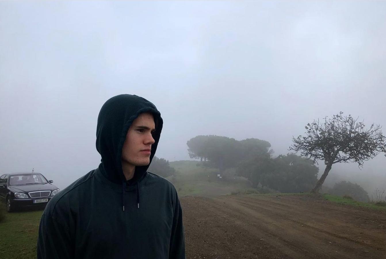 El segundo de los hijos de Julio y Miranda también quiere dedicarse a la música, como su padre y es un aficionado a la guitarra eléctrica. 