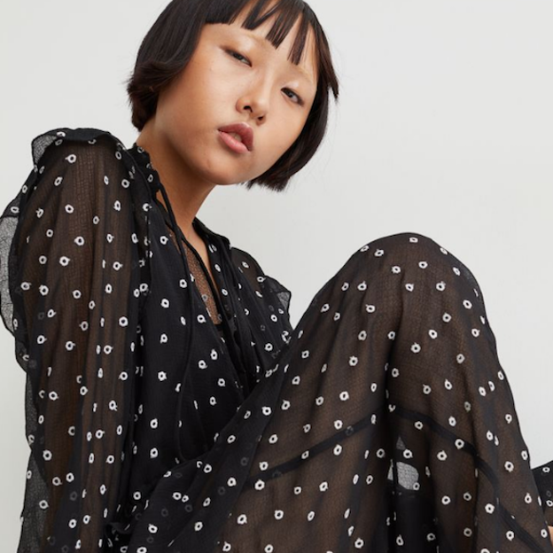 Pincha en la foto para ver vestidos lenceros, camiseros o de punto: los vestidos midi negros son la tendencia más fuerte de las nuevas colecciones. 