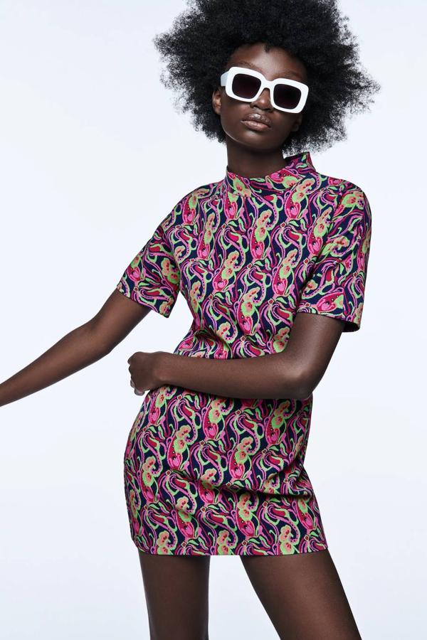 Vestido mini con cuello subido, manga corta y estampado multicolor. 39,95 euros