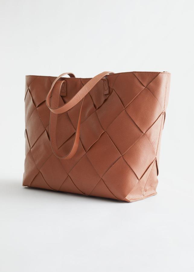 Los bolsos de estilo  shopping bag  son un imprescindible del otoño para tu día a día. Elige un diseño de piel en color camel con un bonito trenzado. Bolso de & Other Stories (159 euros) 