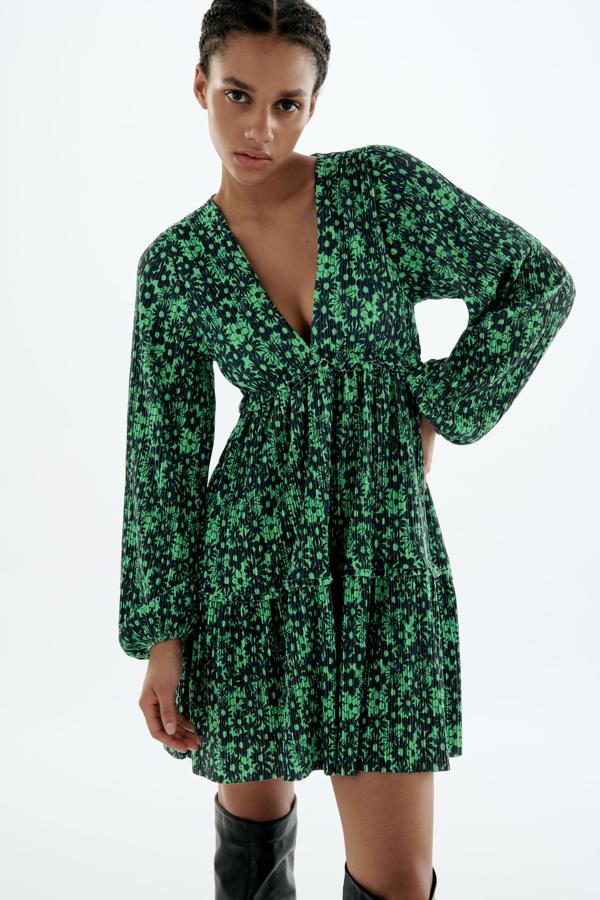 Otro mini vestido de manga larga con estampado floral que no puede faltar en tu armario. Llévalo con botas altas de color negro. Vestido corto de Zara (25,99 euros) 