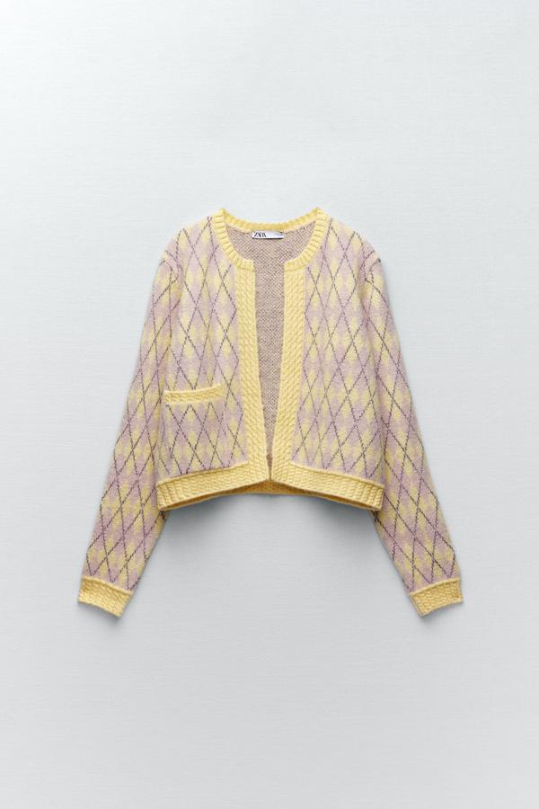 El cárdigan es la prenda de punto por excelencia. Elige un diseño con estampado de rombos y con el color amarillo como protagonista. Chaqueta abierta de Zara (25,99 euros)
