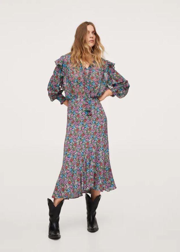 Esta falda midi con estampado floral de Mango llega a las rebajas mid season por 15.99 euros, y se convertirá en un básico para tus looks de otoño, porque queda bien con botas, tacones o zapatillas.