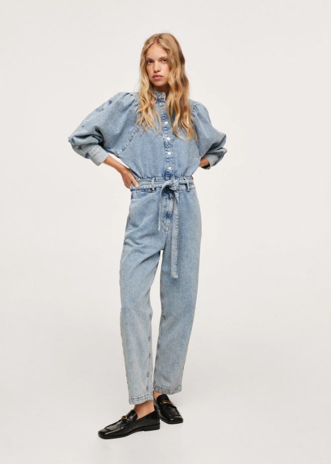 La estética retro de este mono vaquero de Mango, con impresionantes mangas y detalle de cinturón a juego, nos deja una de las prendas más deseadas de las rebajas mid season. Ahora cuesta 39.99 euros.