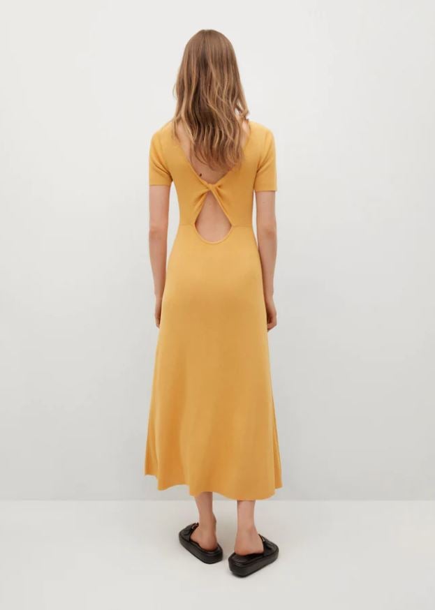 ¿Puede ser más especial la espalda de este vestido midi de Mango? Está rebajado a 29.99 euros en las mid season.