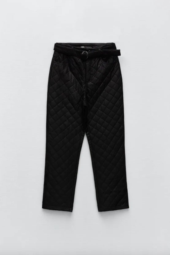 Con diseño acolchado y tiro alto, estos pantalones de Zara en efecto piel, con bolsillos delanteros y detalle de cinturón a tono con hebilla metálica, cuestan 29,95 euros y están disponibles entre las tallas XS y L. 