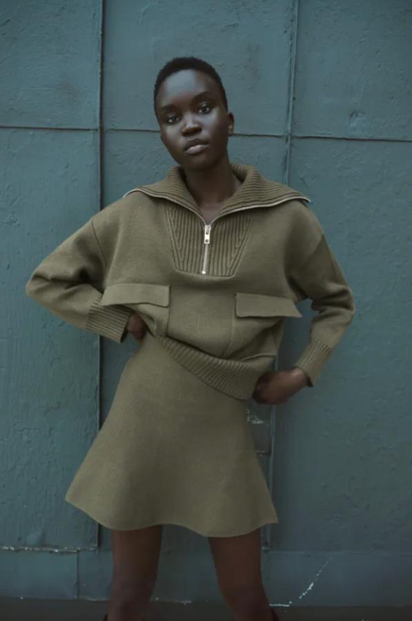 En color caqui, con cuello subido y cierre de cremallera en el escote, este jersey de punto con bolsillos delanteros de plastrón es de Zara y cuesta 39,95 euros. Podemos encontrarlo entre las tallas S y XL. 