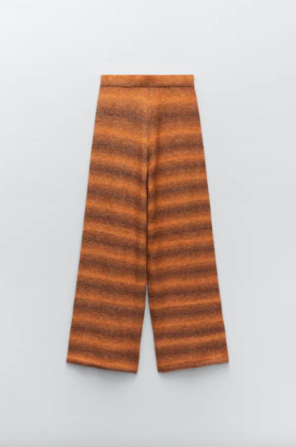 A juego con el jersey, este jersey de tonos anaranjados y marrones está confeccionado en tejido mezcla de lana y alpaca y tiene el tiro alto con cintura elástica y las perneras anchas. Por un precio de 29,95 euros, está disponible en las tallas S, M y L.