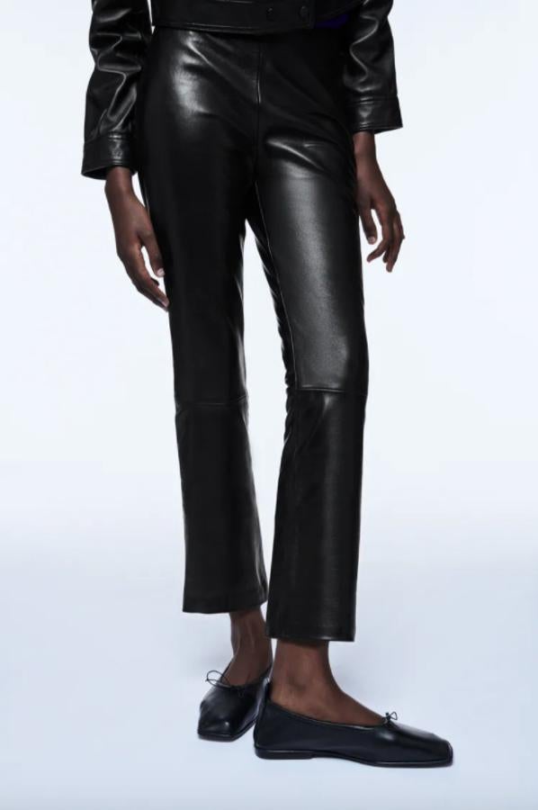 Con bajo acabado en evasé, estos pantalones negros de Zara de tiro alto y cierre lateral con cremallera combinada a tono son de piel, cuestan 119 euros y están disponibles entre las tallas XS y L. 