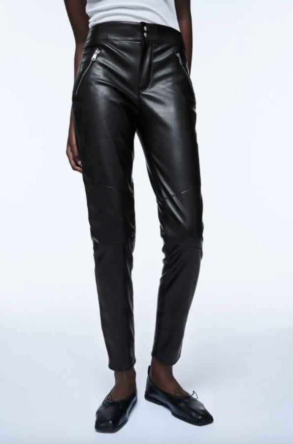 Cremalleras en los bolsillos laterales y la parte trasera del bajo para estos pantalones negros de Zara en efecto piel que cuestan 29,95 euros y están disponibles entre las tallas 34 y 44. 