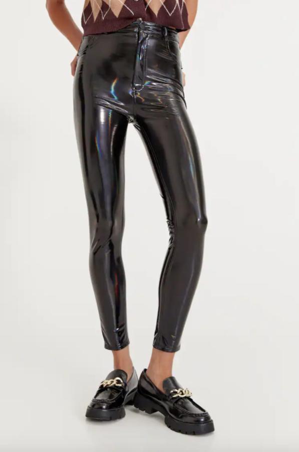 Efecto piel acharolado para estos pantalones skinny de Pull&Bear en color negro que vienen con cinco bolsillos y cierre de cremallera y botón. Con un precio de 19,99 euros, están disponibles entre las tallas 32 y 44.