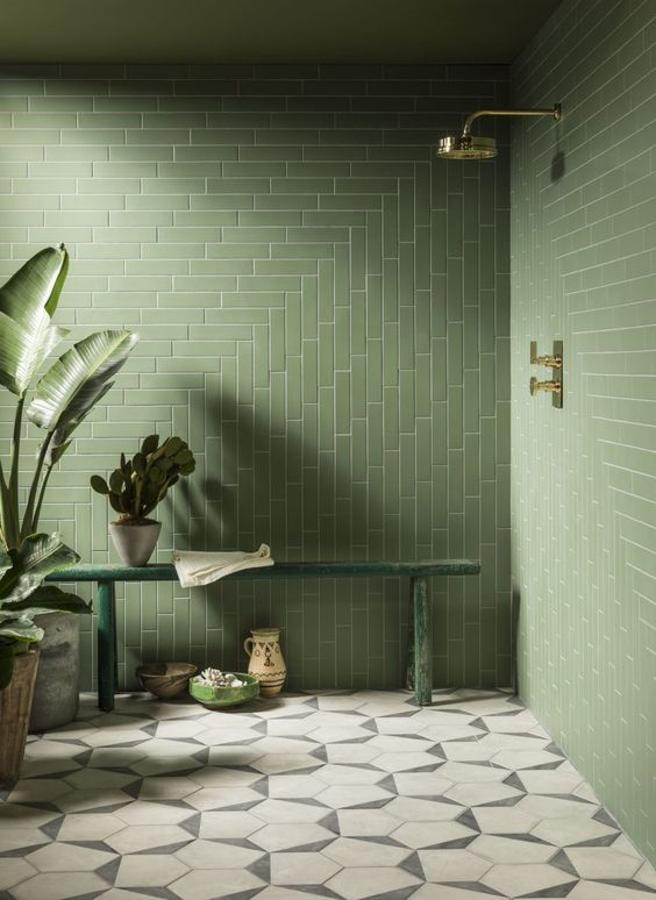 Te trasladarás a Bali con este baño. Toda la pared cuenta con azulejos en verde, está lleno de plantas, y da mucha tranquilidad. El toque chic lo encontramos en la grifería en tonos dorados.