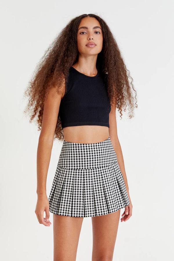 Con estampado de cuadros y cierre de cremallera, esta minifalda de cuadros es de Pull & Bear y tiene un precio de 17,99 euros.