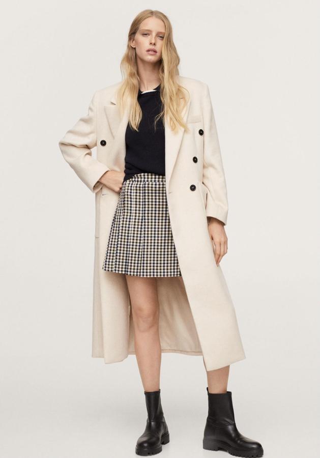 En color crudo con estampado de cuadros, esta minifalda recta con detalles plisados es de Mango y tiene un precio de 25,99 euros.
