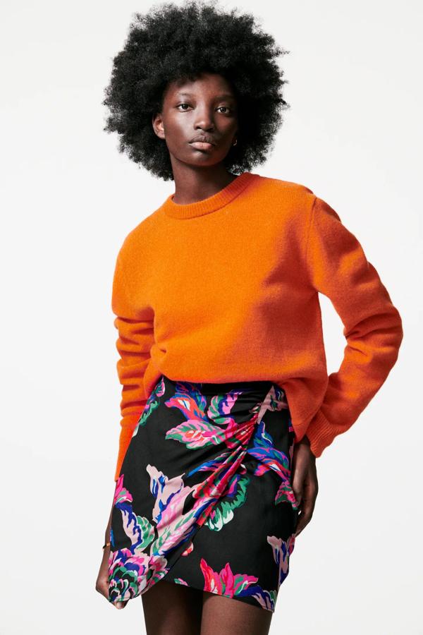 De tiro alto y con diseño tipo pareo, esta falda mini con estampado floral es de Zara y tiene un precio de 25,95 euros.