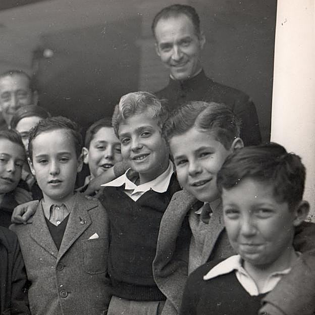 El inafnte don Carlos (el primero por la derecha) y el rey Juan Carlos (en el centro) en la etapa de estudiantes.