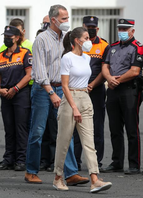 Imagen - La Reina Letizia, con un look casual con zapatillas en su viista a la isla de La Palma en septiembre de 2021.