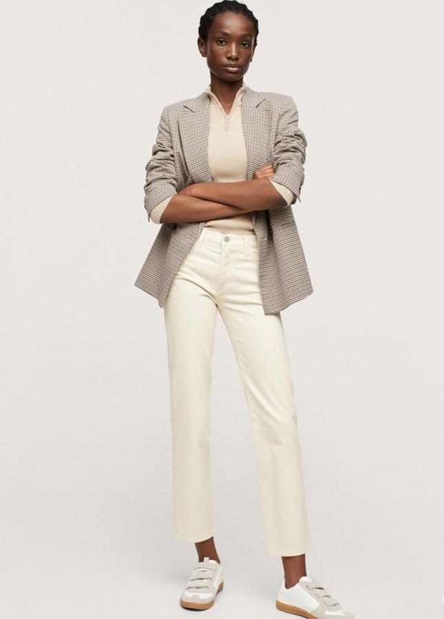 Disponibles en crudo, negro o azul, estos jeans de tiro alto y diseño recto están confeccionados en algodón y tienen un precio de 39,99 euros. Son de Mango.