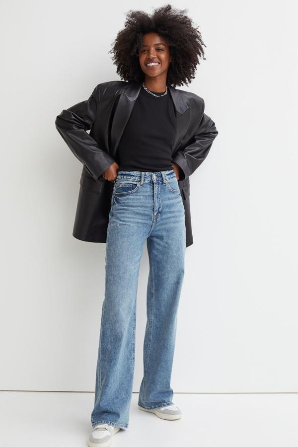 Con talle alto y perneras amplias rectas, estos pantalones vaqueros de algodón son de H&M y tienen un precio de 29,99 euros.