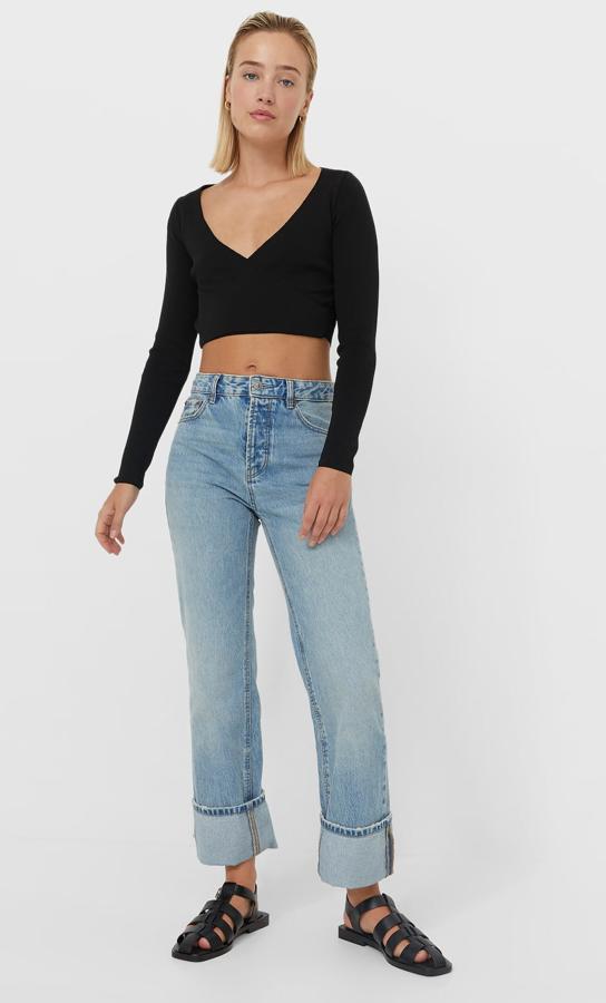 Con pernera holgada y bajo acabado en vuelta, estos jeans boyfriend vintage en color azul son de Stradivarius y tienen un precio de 29,99 euros.
