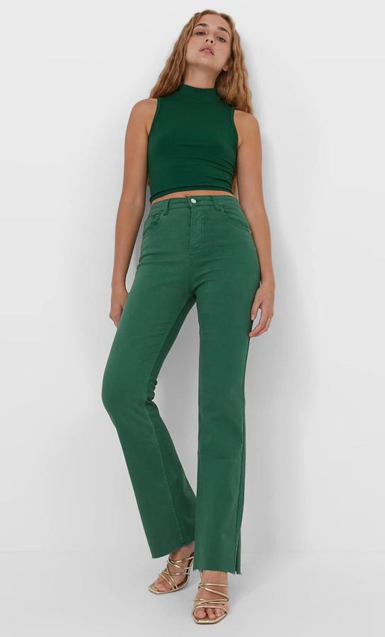 En color verde aunque disponibles en más tonos, estos jeans slim con bajo acampanado con detalle de abertura tienen un precio de 25,99 euros. Son de Stradivarius.