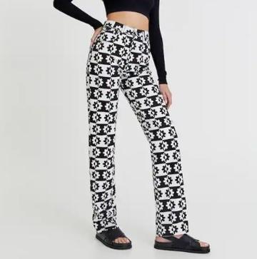 Imagen secundaria 1 - De Zara a Pull&amp;Bear: Los pantalones vaqueros estampados son la tendencia perfecta para subir el nivel (y rejuvenecer) tus looks de otoño
