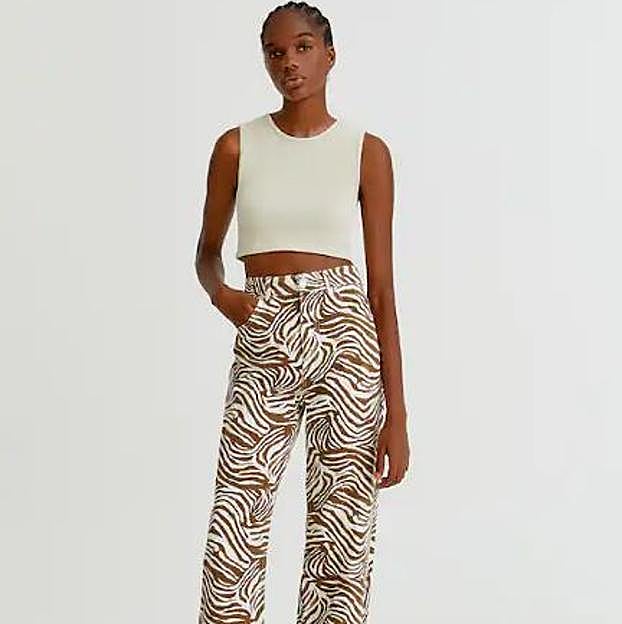 Imagen principal - De Zara a Pull&amp;Bear: Los pantalones vaqueros estampados son la tendencia perfecta para subir el nivel (y rejuvenecer) tus looks de otoño