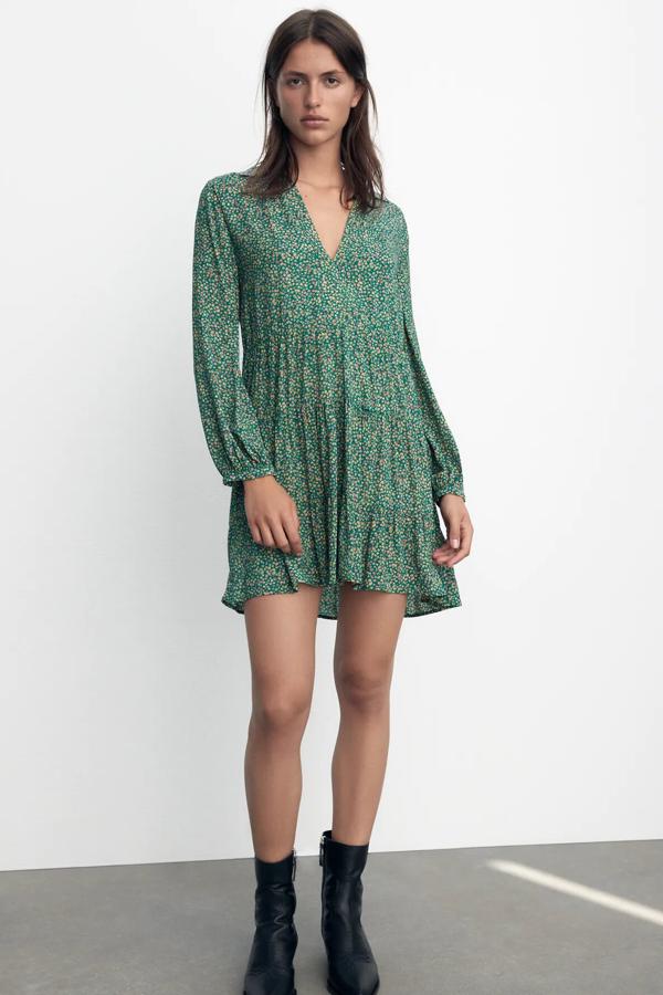 Este vestido corto con estampado floral en tonos verdes cuenta con manga larga, escote de pico y bajo acabado en volante. Es de Zara y tiene un precio de 29,95 euros.