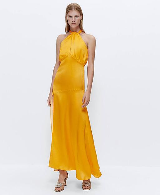 Vestido satinado de cuello halter en color mandarina, de Uterqüe. 159 euros