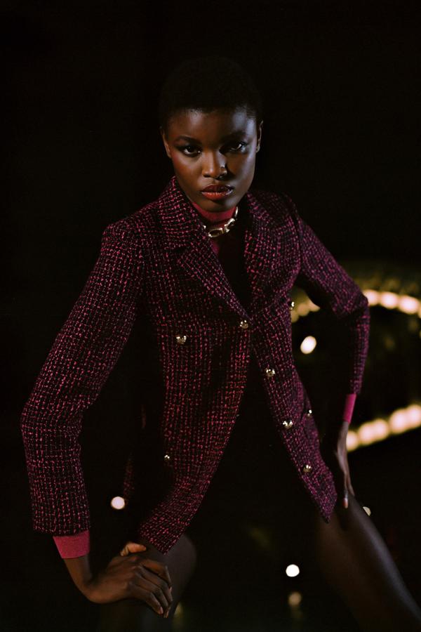 En una bonita combinación de rosa y negro, esta blazer en efecto tweed con cuello de solapa y botones metalizados en el frontal viene con cuatro bolsillos de plastrón con botón en el cuerpo y cuesta 59,99 euros. Está disponible en las tallas S, M y L. 