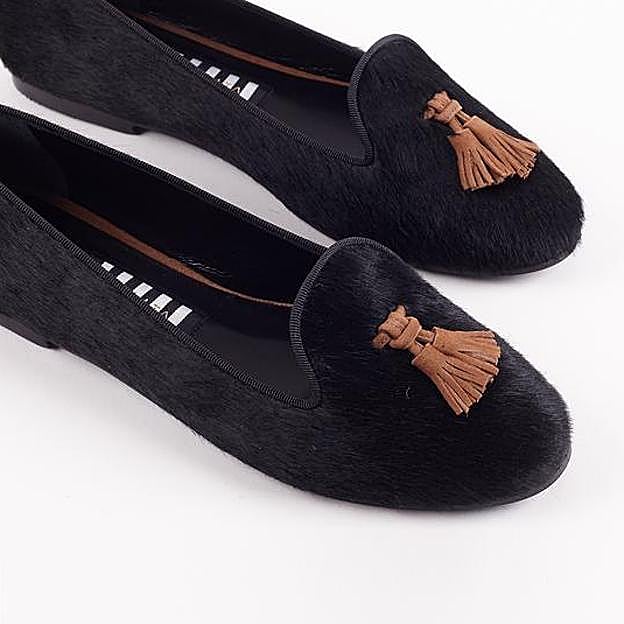 Imagen principal - Estos son los zapatos planos, cómodos y que pegan con todo favoritos de las royal (y son perfectos para el entretiempo)