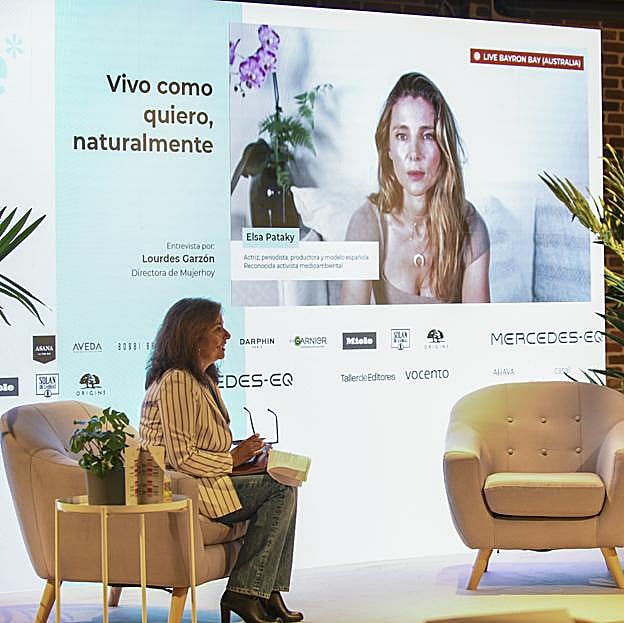 Imagen principal - Lourdes Garzón durante su charla con Elsa Pataky y la presentadora del evento, María Gómez.