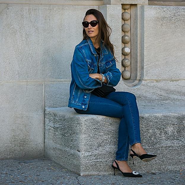 Imagen principal - 1. La creadora de la firma italiana The Attico, Giorgia Tordini, tiene un olfato infalible para detectar tendencias. Su total look  denim  se eleva por completo gracias un par de «manolos». 2. El modelo Hangisi de Manolo Blahnik se hizo mundialmente famoso gracias Sexo en Nueva York. Su versión destalonada es la más buscada del momento. 3. Inés de la Fressange es la mejor embajadora de la firma Roger Vivier. Y nadie mejor que ella para combinar con maestría sus zapatos joya. 