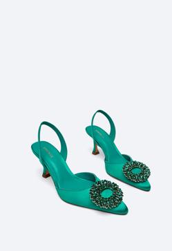 Imagen secundaria 2 - 1. Zapatos planos con detalles de vinilo de Uterqüe (99,99 euros). 2. Zapatos en color malva con cristales de colores de Uterqüe (119 euros). 3. Zapatos satinados de color verde con detalles de cristal de Uterqüe (99,99 euros). 