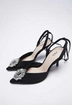 Imagen secundaria 2 - 1. Zapatos joya en rosa neón de la colección de otoño de Zara (49,99 euros) 2. Zapatos destalonados en color champagne con detalles de cristal de Zara (49,99 euros). 3. Zapatos joya de color negro con tiras de Zara (39,99 euros). 