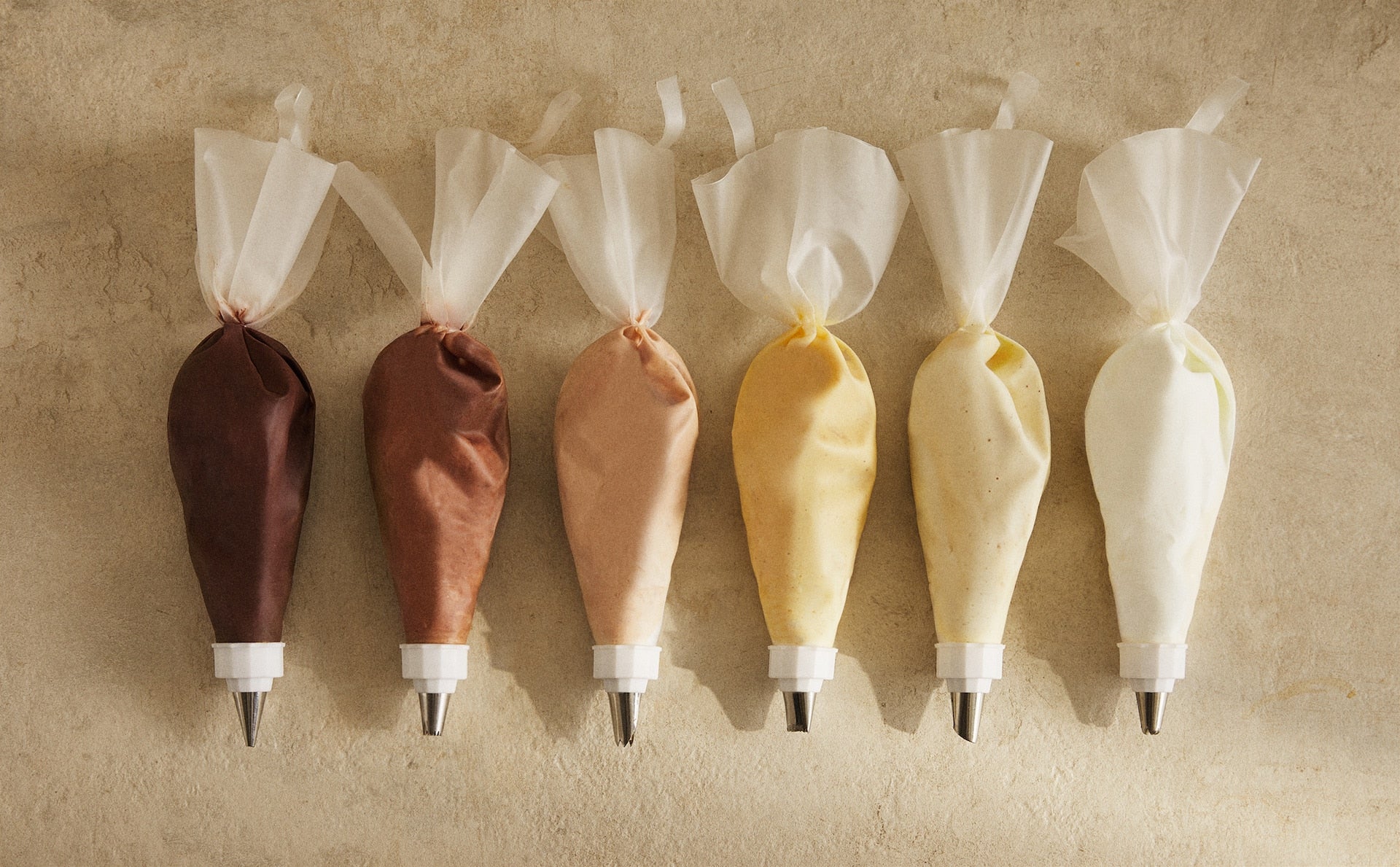 Zara Home se ha propuesto que este otoño nos metamos en la cocina, así que además de deliciosas recetas, tienen un montón de instrumentos de cocina para preparar auténticos manjares. Estas mangas pasteleras cuestan 12.99 euros.