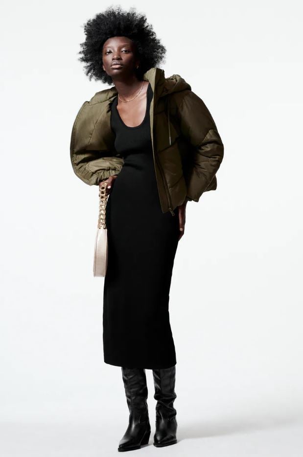 Esta cazadora corta acolchada con capucha, disponible en cuatro colores diferentes, cuesta 39.95 euros en Zara.