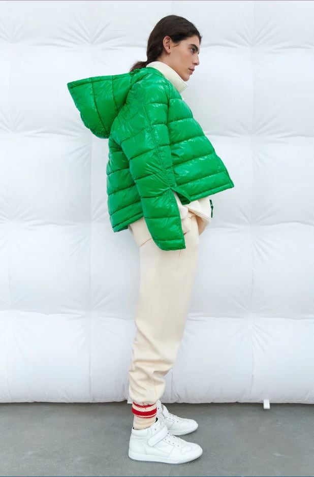 Podrían llevarlo Madame de Rosa o Dulceida en sus street style de las semanas de la moda, pero este llamativo plumas verde con efecto acharolado es de Zara, está disponible en tres colores diferentes, y cuesta 39.95 euros.