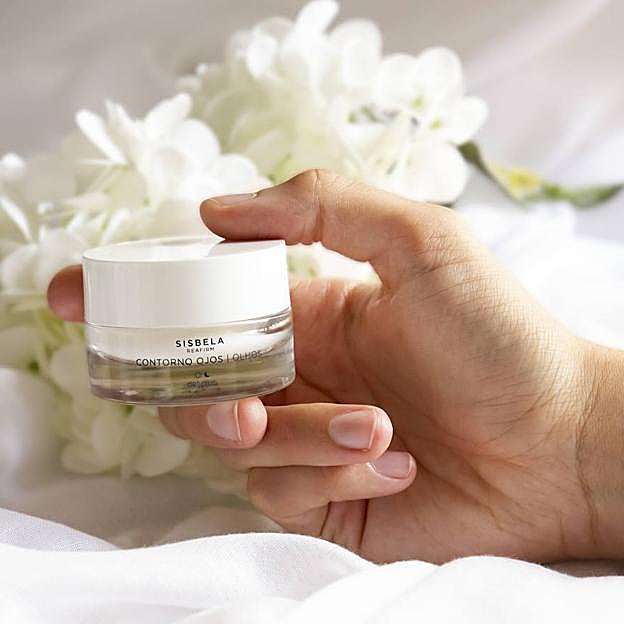 El contorno de ojos es antiarrugas e iluminador
