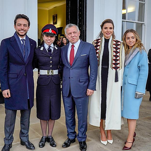 De izquierda a derecha, el príncipe heredero Al Hussein, la princesa Salama en su graduación de la cabdemia militar británica, el rey y la reina, y la princesa Iman.