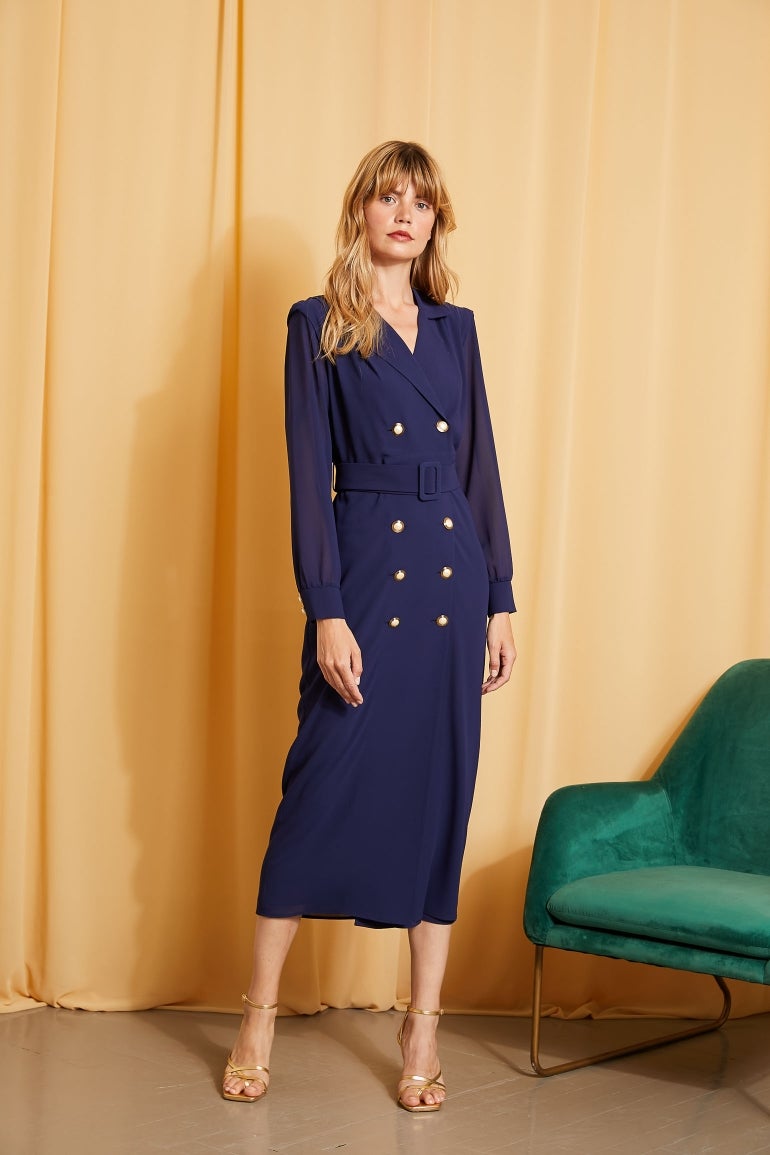 Bimani es una de las firmas 'made in Spain' favoritas de las mujeres con más estilo de nuestro país. Después de un impresionante desfile en MBFWM, nos encantaría que el próximo hito de la marca de Laura Corsini fuera vestir a la Reina, por ejemplo, con este elegante vestido camisero con cintura marcada y botonadura en dorado. Es el modelo Clary y cuesta 139 euros.