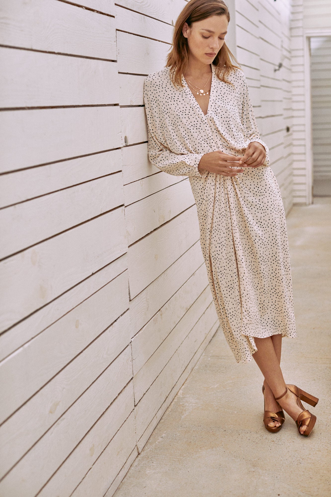 Su silueta y su estampado 'dotty' en versión mini lo hacen un claro candidato para entrar en el vestidor de la Reina esta temporada. Es de Hoss Intropia y cuesta 199 euros.