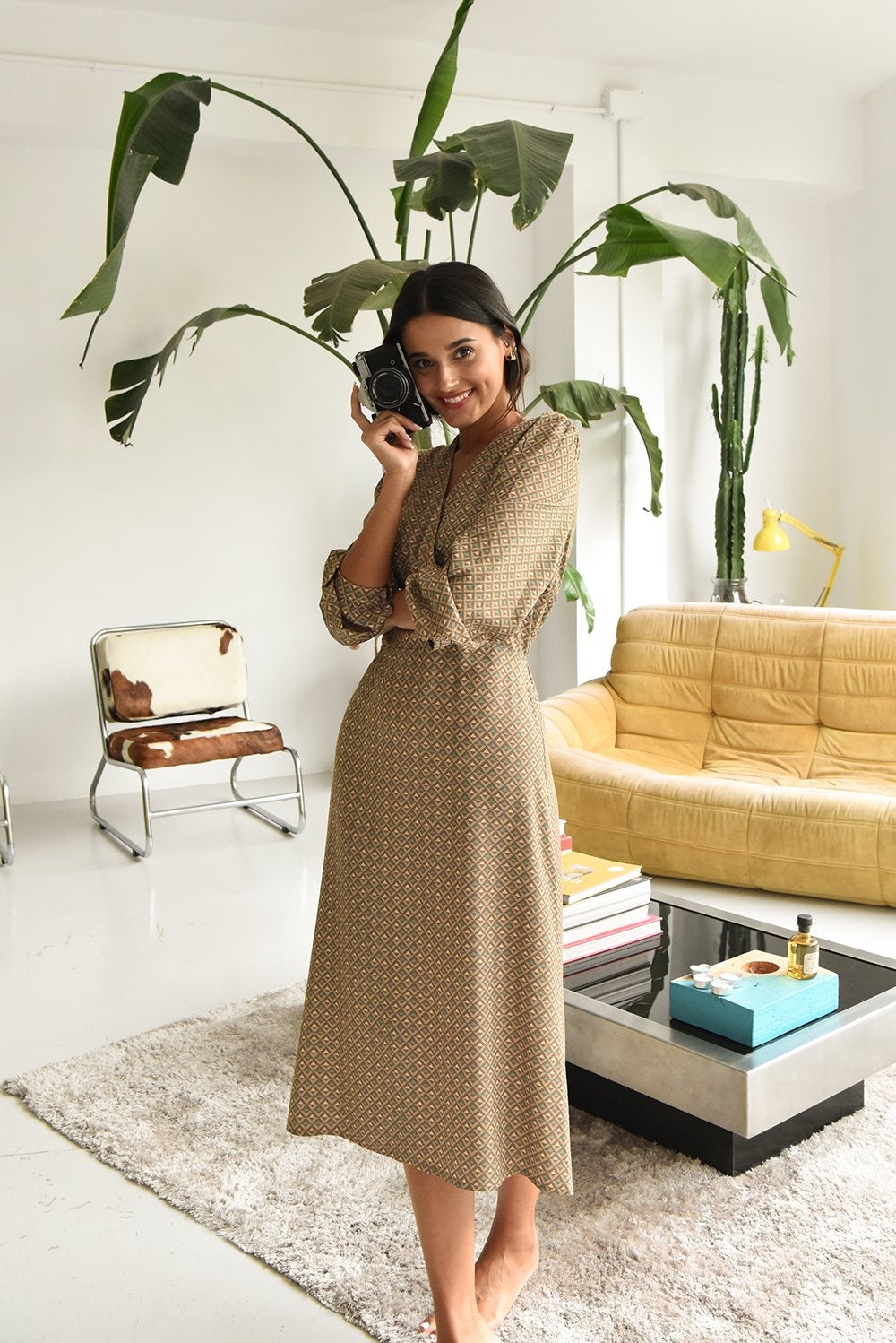 Este sencillo y favorecedor vestido midi con escote cruzado será una apuesta ganadora de la Reina en su apuesta por el made in Spain más accesible: cuesta 39.99 euros.